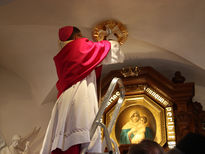 Bischof Gerber bringt das Symbol an seinem Platz an